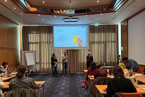 Gemeinsame Fortbildung der Fachsektionen VPP und Klinische Psychologie mit anschließender Mitgliederversammlung VPP-Vorsitzende Dr. Johanna Thünker, Vorsitzender der Sektion Klinische Psychologie Ralph Schliewenz und Georg Fiedler vor dem Vortrag