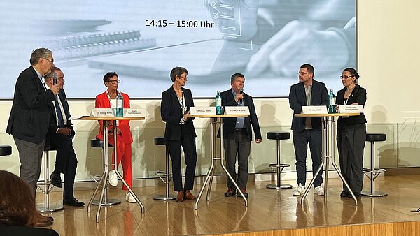 (Bildunterschrift: (von li. n. re.) Dr. Carsten König, Ingeborg Struck), Birthe Motzkus, Andreas Pichler, Christofer Arndt, Dr. Johanna Thünker
