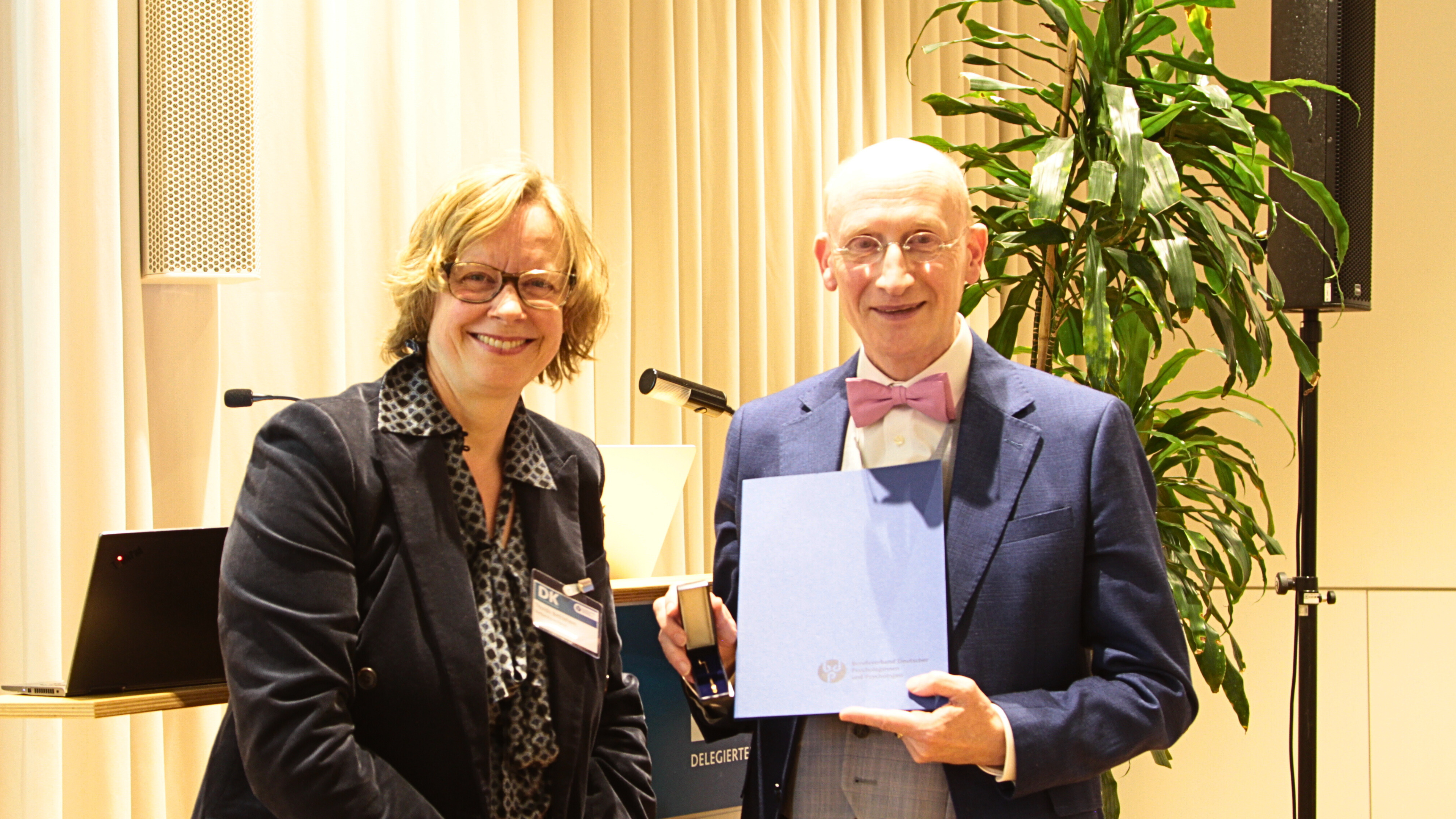 Webkachel_Goldene_Ehrennadel_Kanning Webkachel_Goldene_Ehrennadel_Kanning