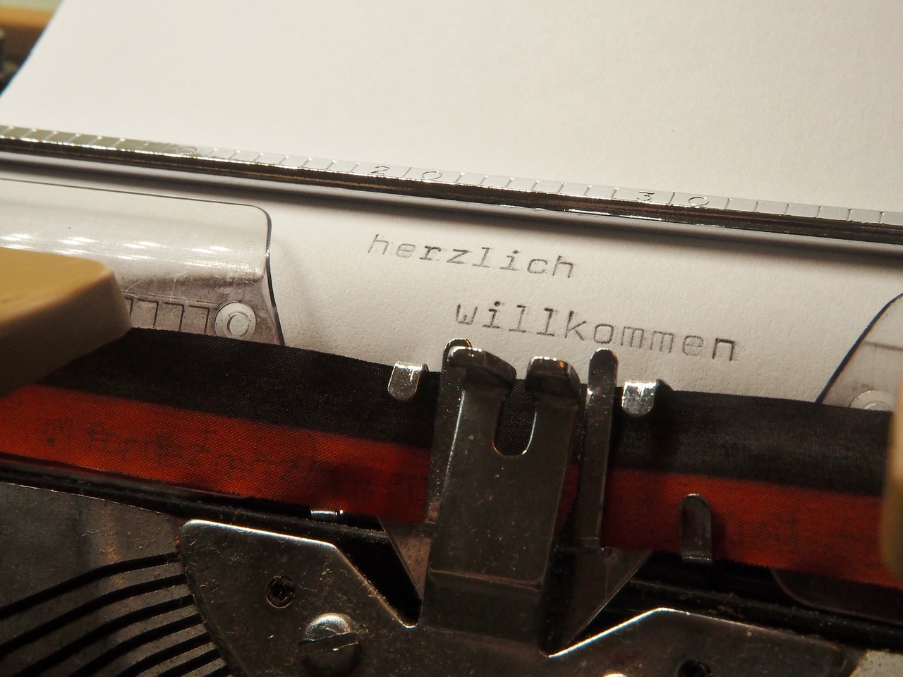 typewriter-ge39db6597_1280.jpg